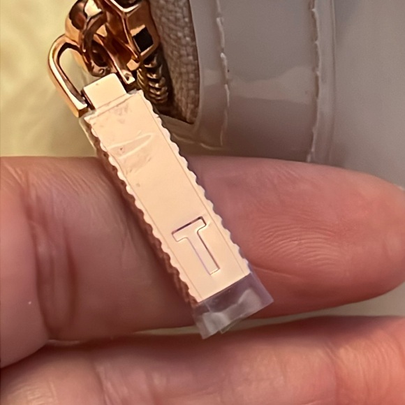 TED BAKER TAUPE PATENT BOW MAKEUP BAG - Picture 3 of 10